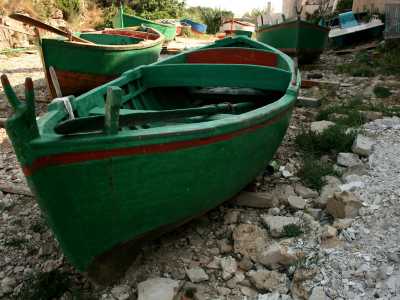 Le barche sono dipinte di verde e rosso: i colori di Polignano